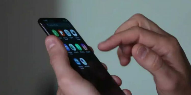 Dono de celular roubado encontra o aparelho à venda em anúncio na web