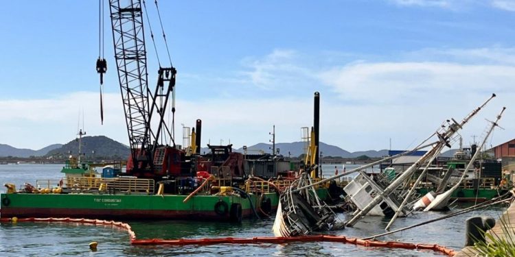 Navio histórico passa por operação de reflutuação após naufrágio no Porto de Santos; VÍDEO